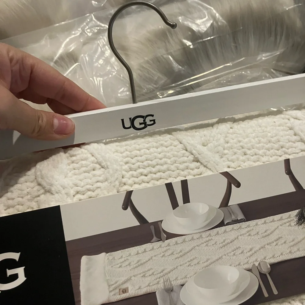 New UGG LITA table runner in the color snow 14x90 - Picture 4 of 6